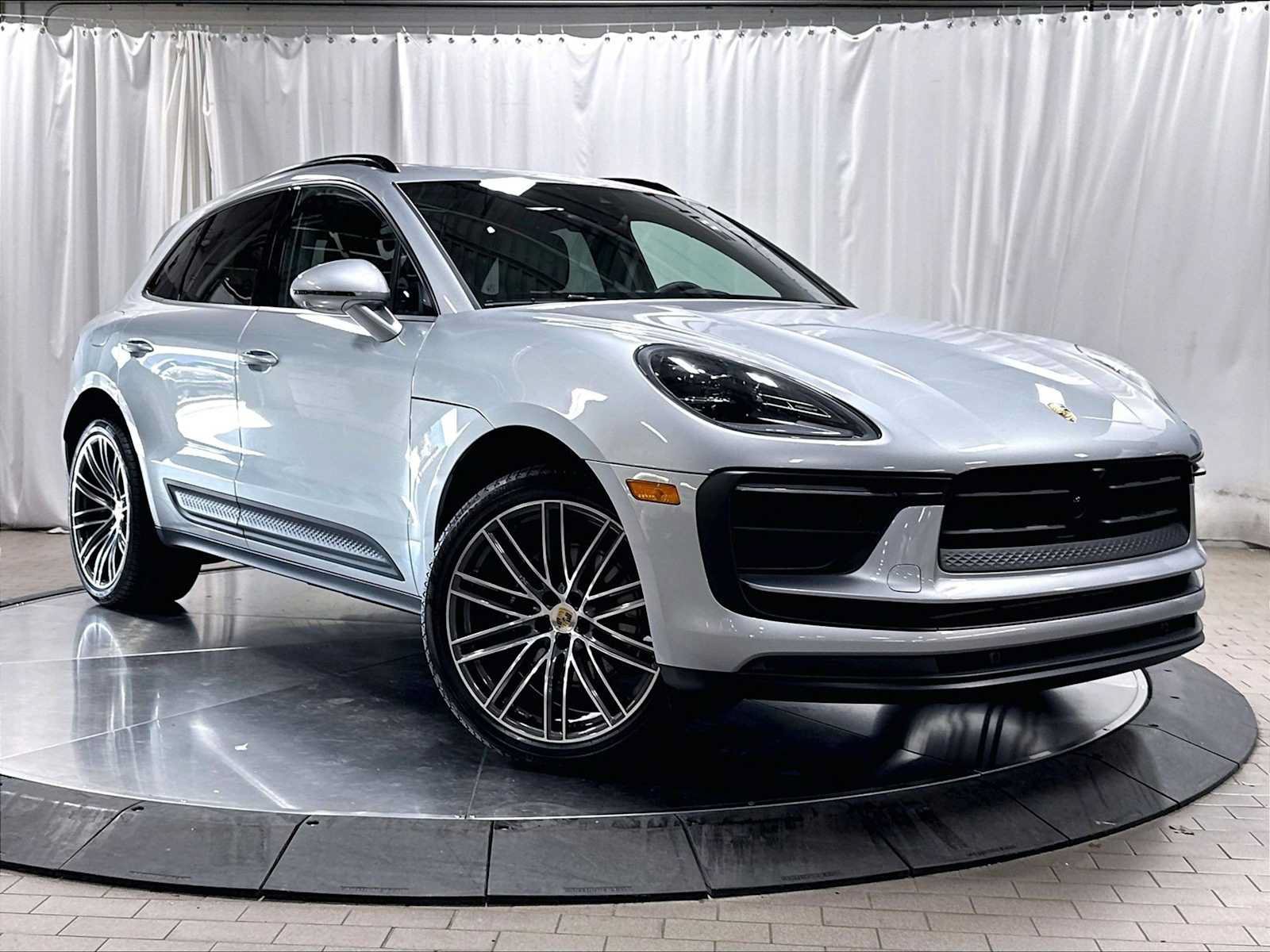 Used 2026 Porsche Macan AWD/4WD image 12