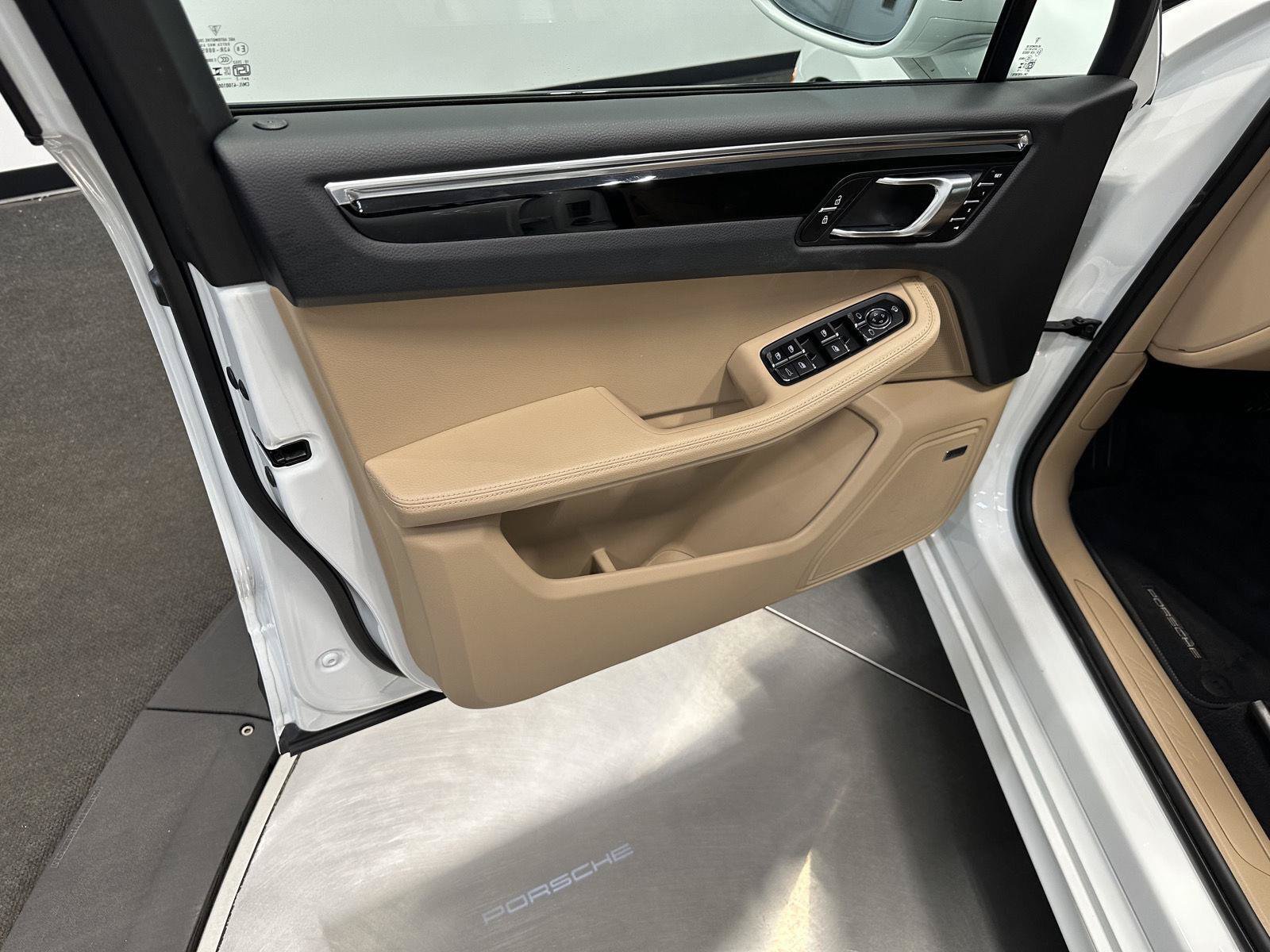 Certified 2025 Porsche Macan AWD/4WD image 15