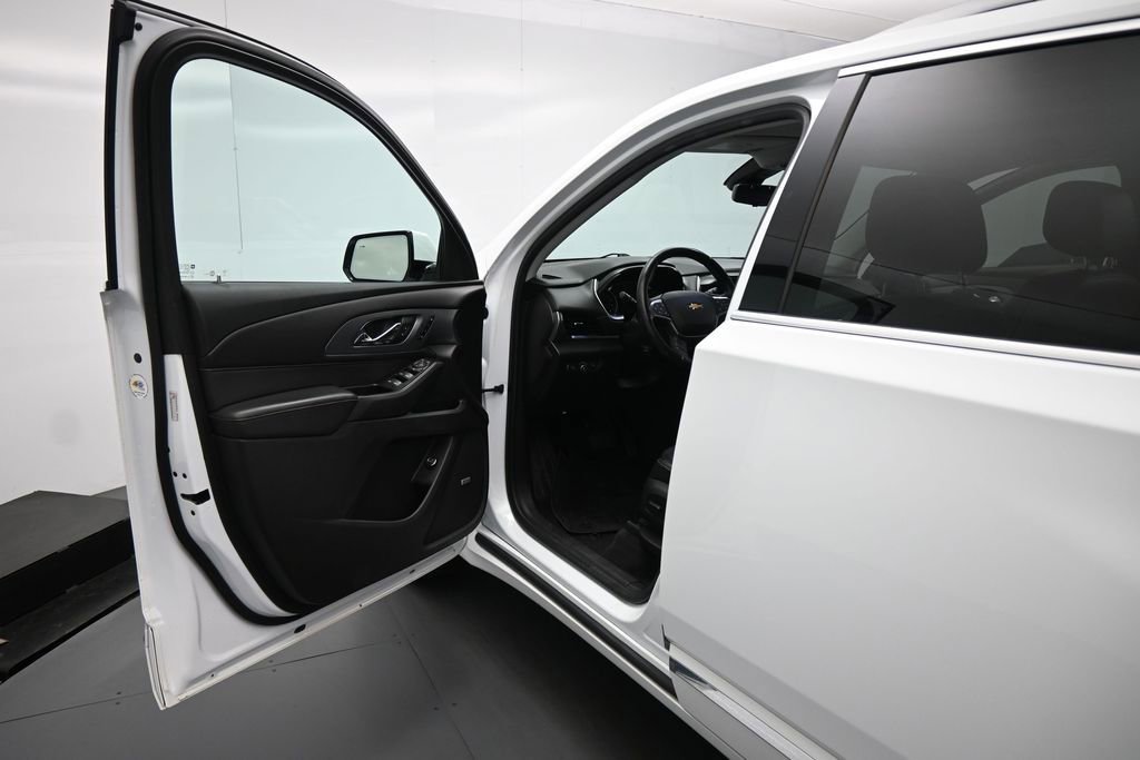 Used 2018 Chevrolet Traverse Premier w/ Driver Confidence II Package FWD image 9