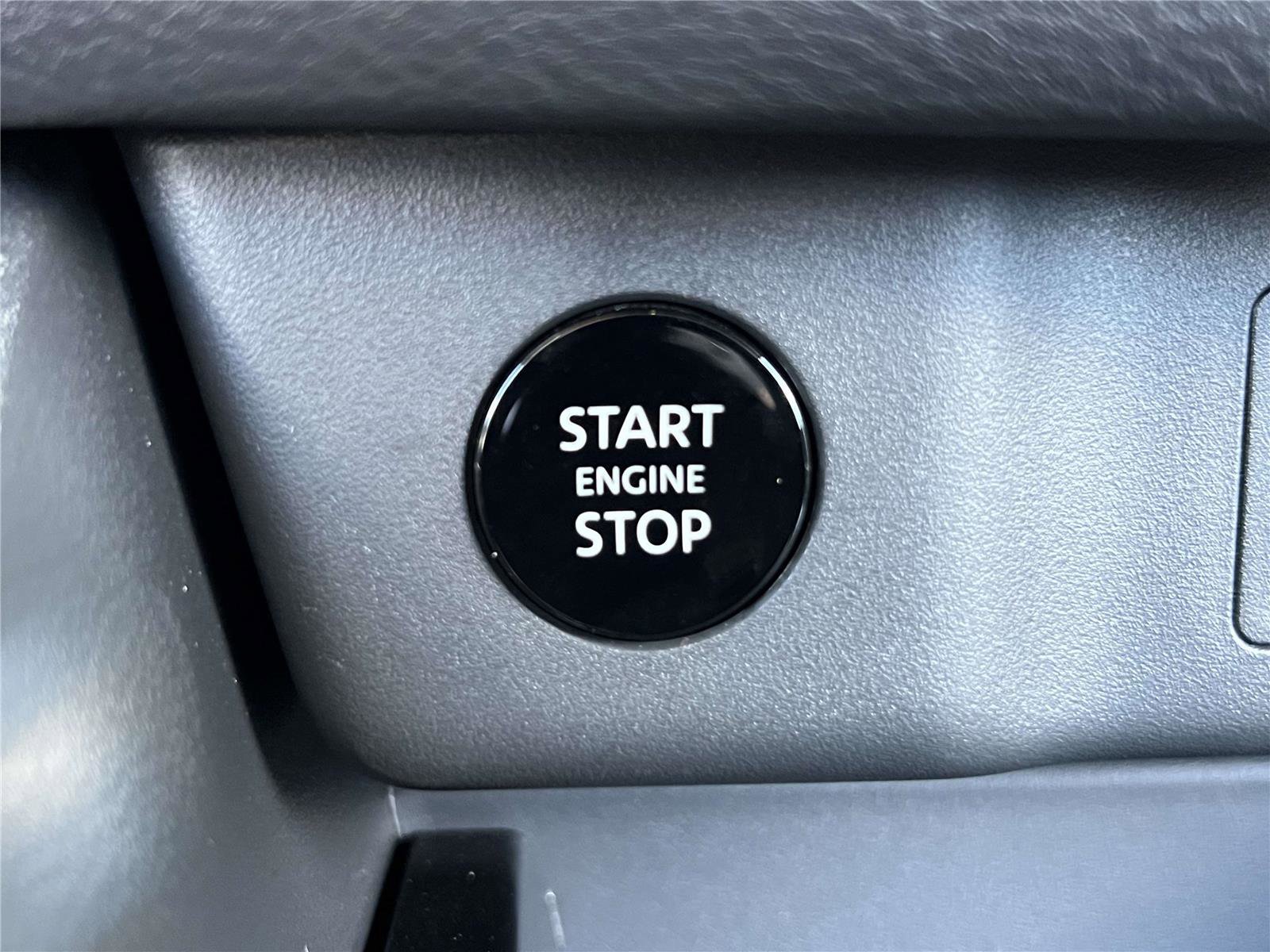 Used 2025 Nissan Rogue SV image 38