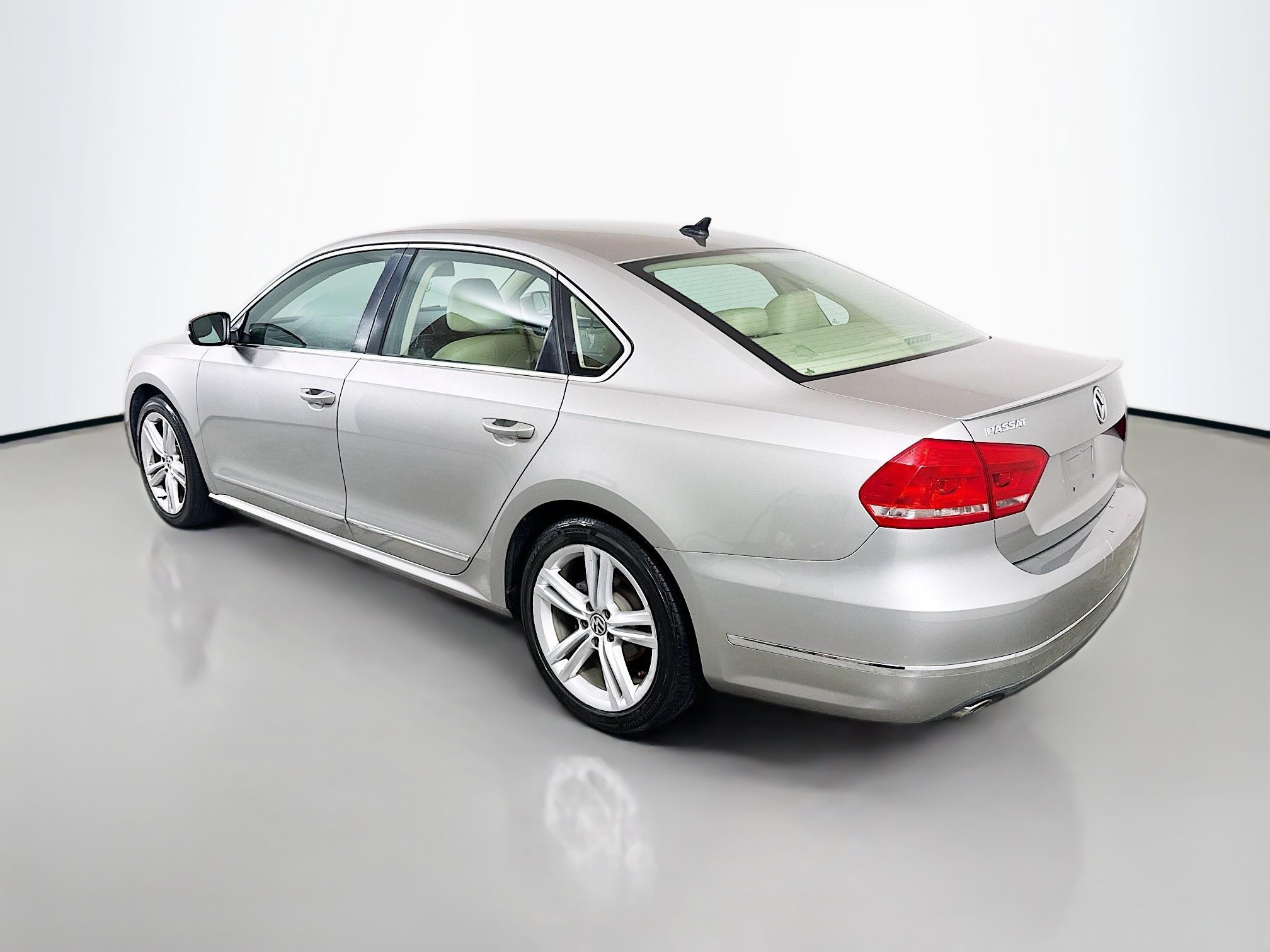 Used 2014 Volkswagen Passat TDI SEL Premium FWD image 5