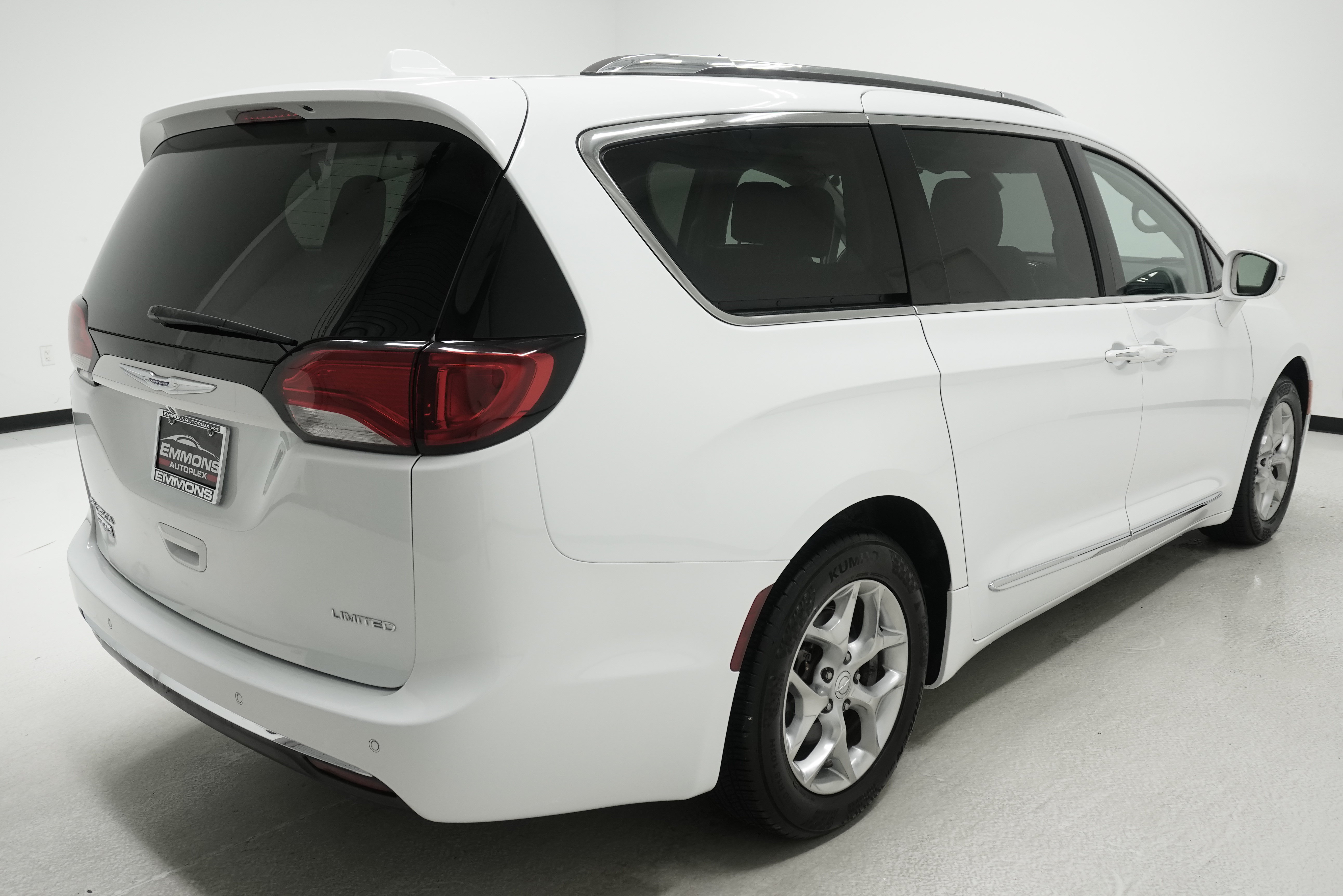 Used 2018 Chrysler Pacifica Limited FWD image 4