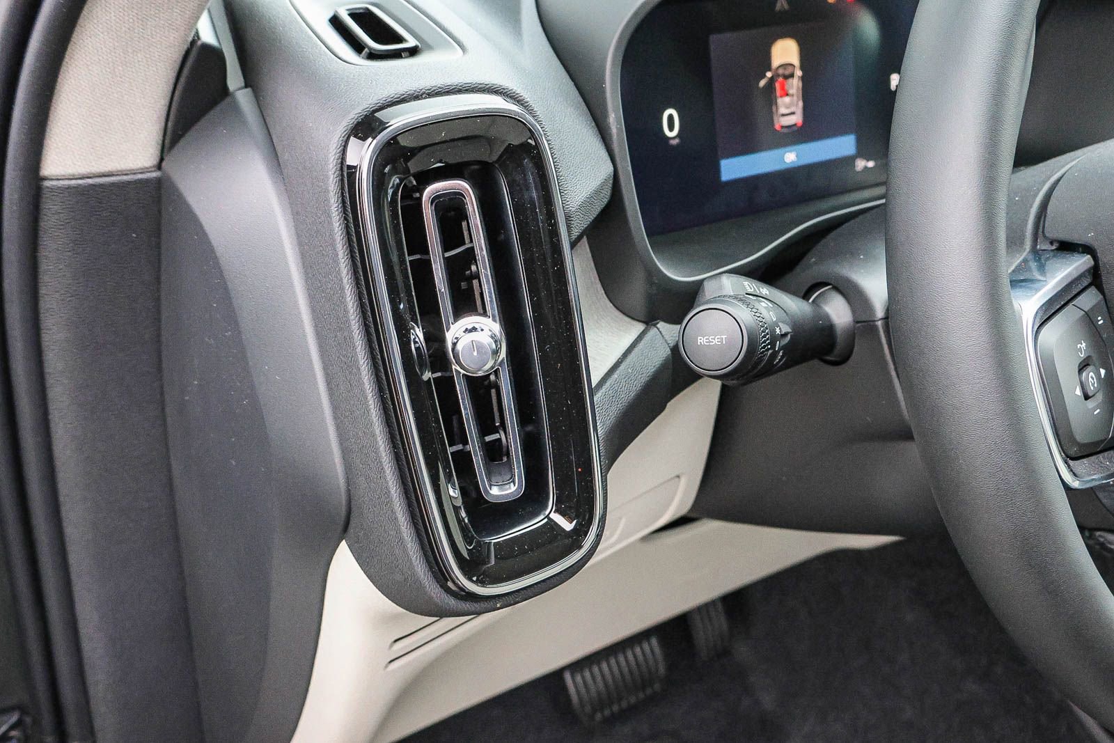 New 2026 Volvo XC40 B5 Plus w/ Protection Package Premier image 32