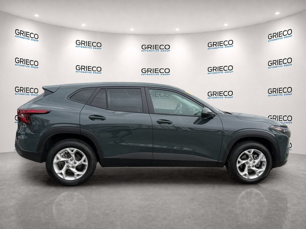 Used 2025 Chevrolet Trax LS w/ LS Convenience Package FWD image 8