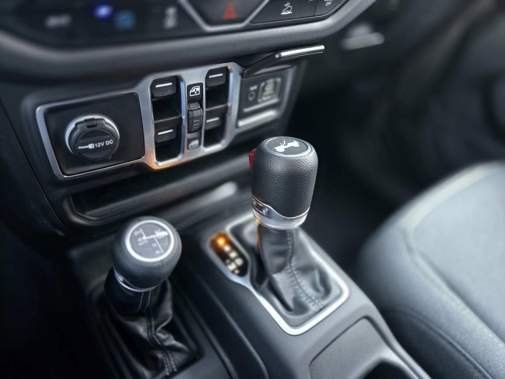 Used 2025 Jeep Wrangler Unlimited Sahara image 30