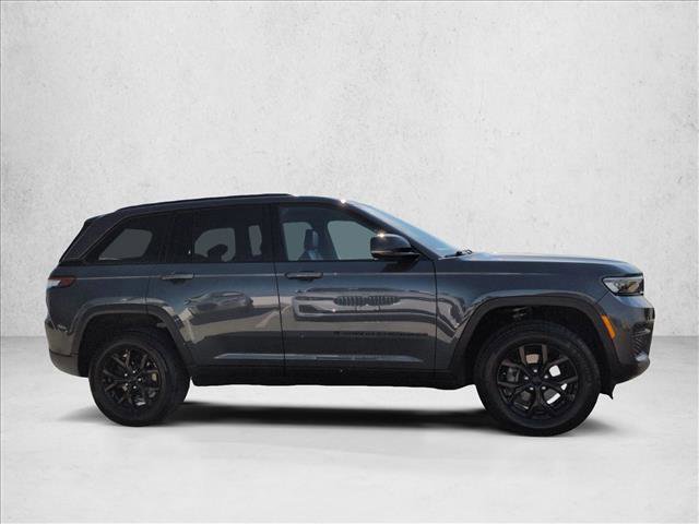 Used 2025 Jeep Grand Cherokee Laredo image 4