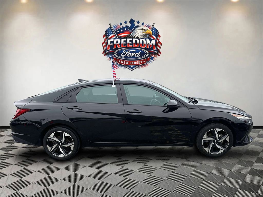 Used 2023 Hyundai Elantra SEL w/ Convenience Package FWD image 3