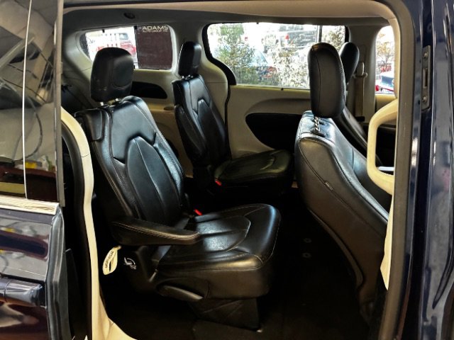 Used 2020 Chrysler Pacifica Touring-L FWD image 33