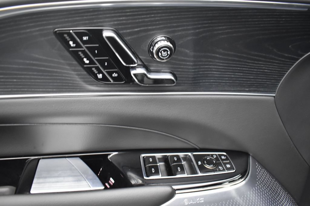 New 2026 Cadillac Lyriq Signature Sport w/ LPO, Floor Liner Package AWD/4WD image 11