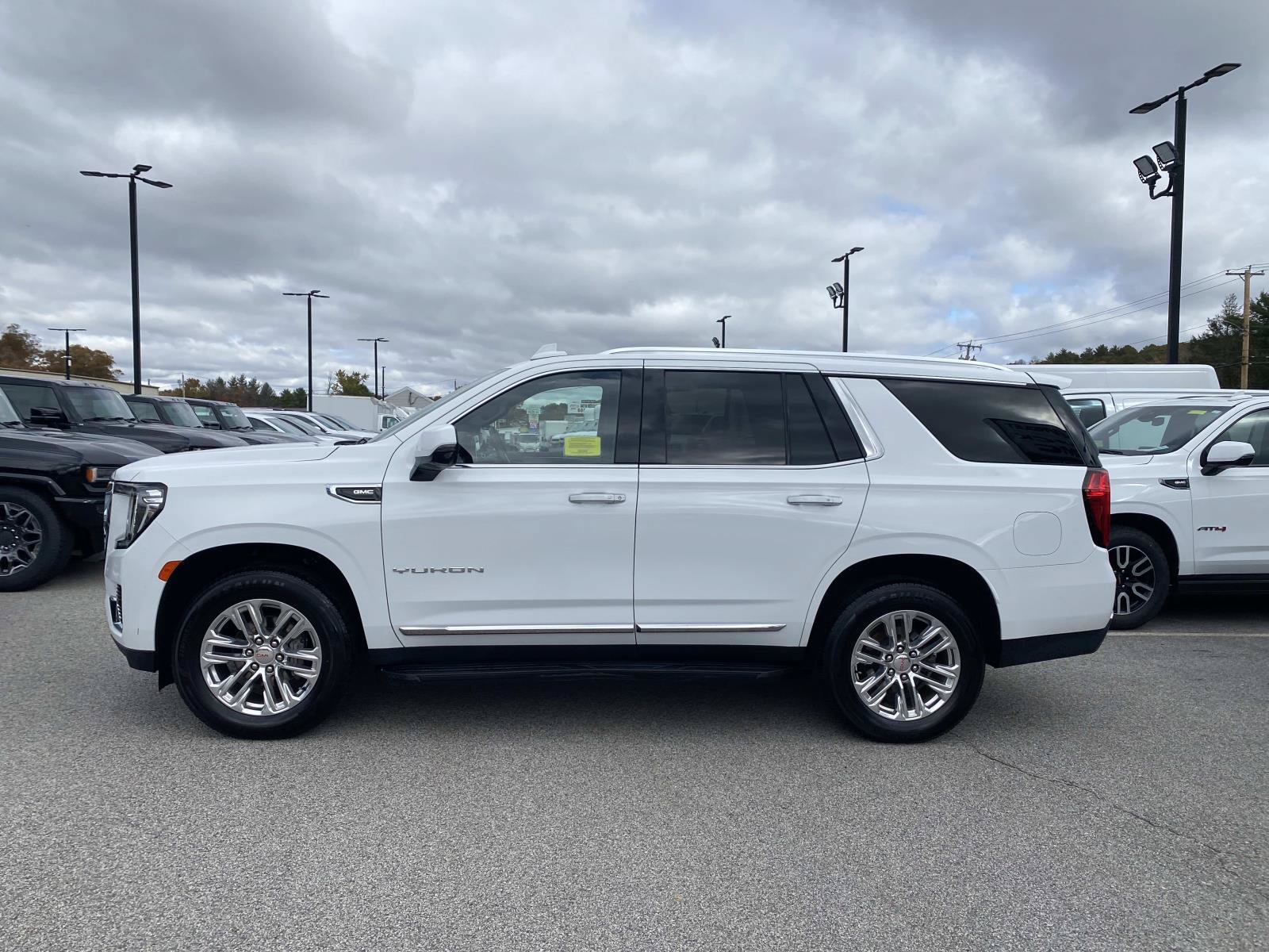 Used 2022 GMC Yukon SLT w/ SLT Premium Package AWD/4WD image 2