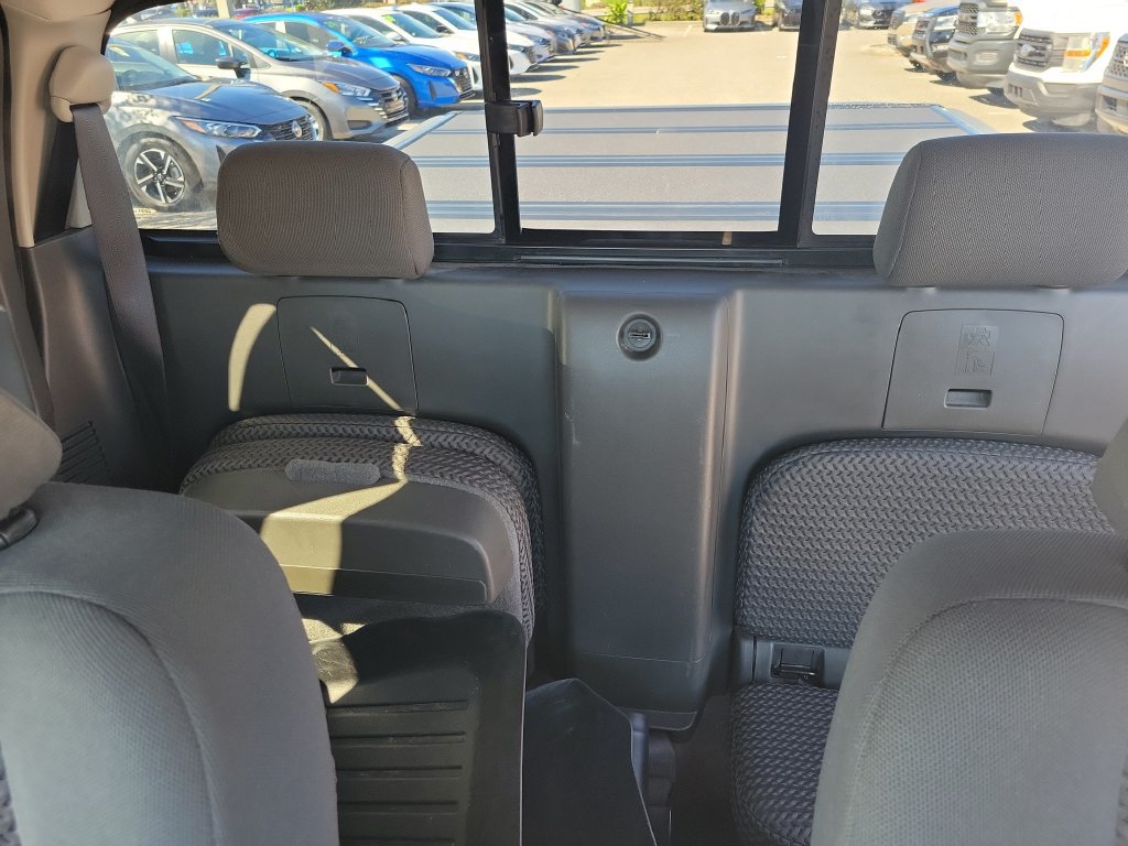 Used 2017 Nissan Frontier SV w/ SV Value Truck Package AWD/4WD image 9