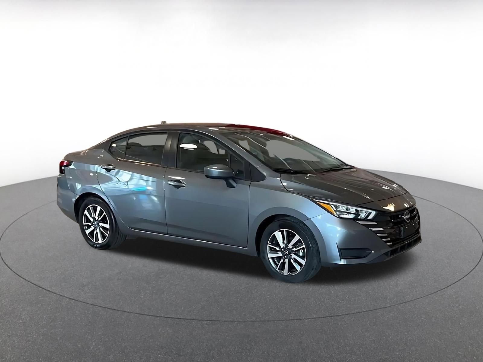 Used 2025 Nissan Versa SV image 2