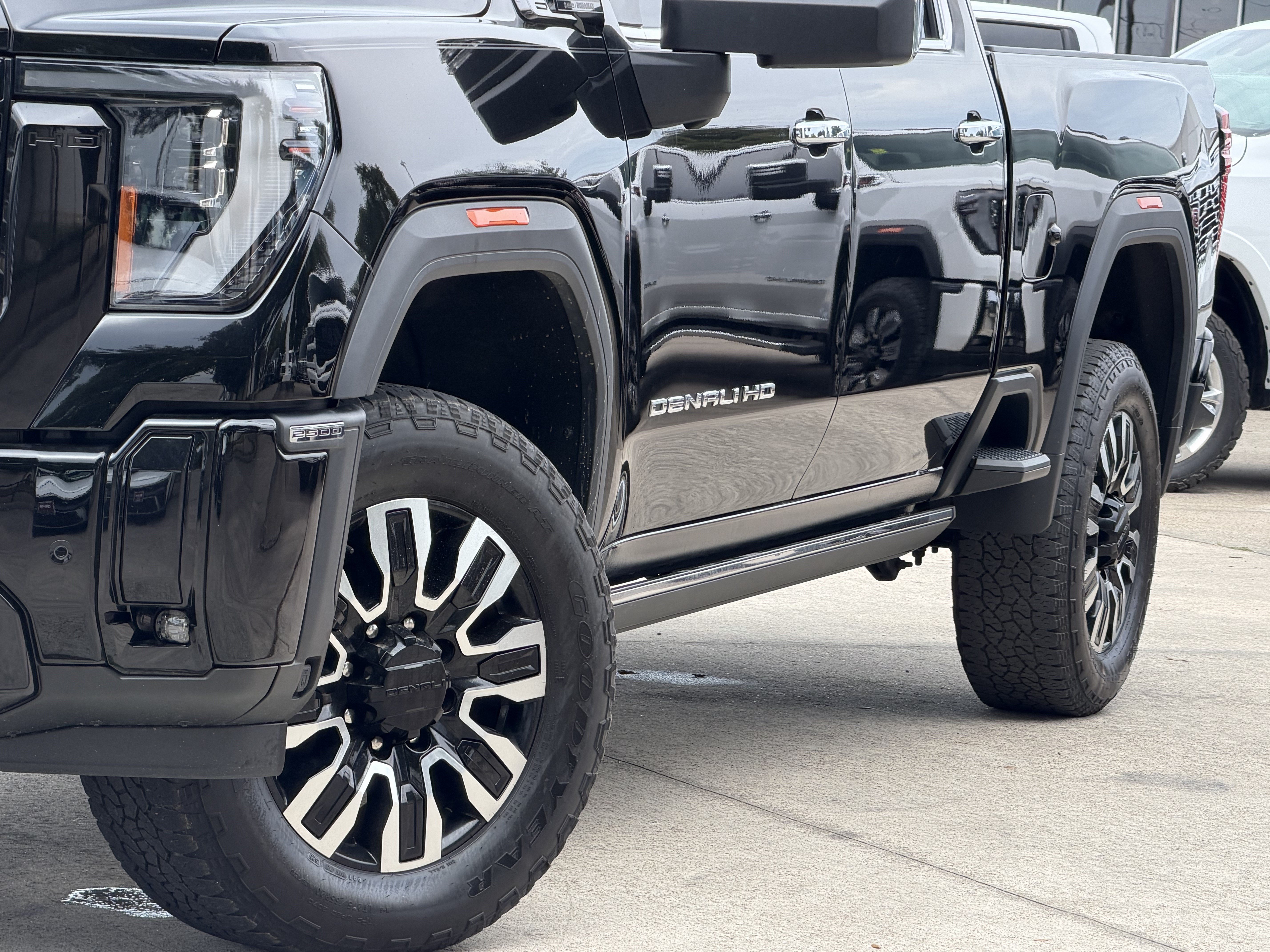 Used 2025 GMC Sierra 2500 Denali Ultimate w/ Max Trailering Package AWD/4WD image 3