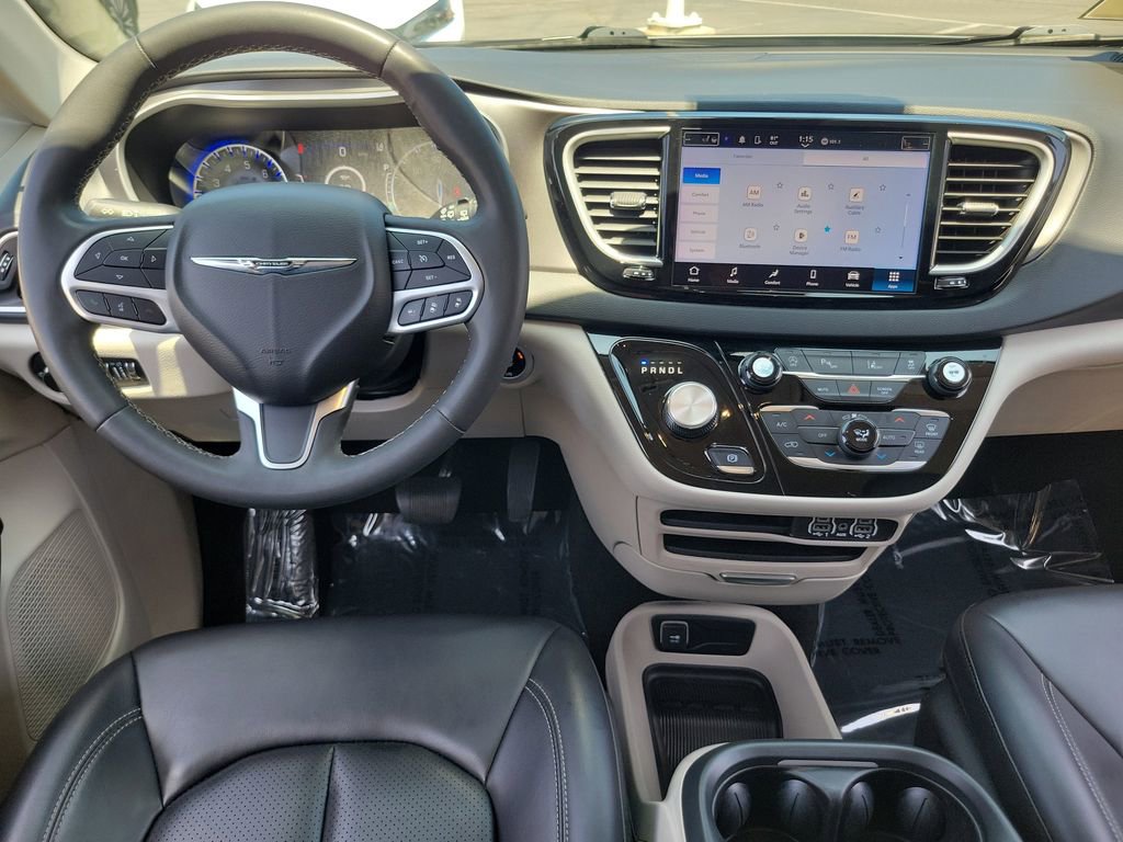 Used 2023 Chrysler Pacifica Touring-L FWD image 4