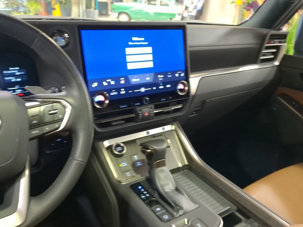 Used 2024 Lexus GX 550 w/ Accessory Package (Z1) AWD/4WD image 11