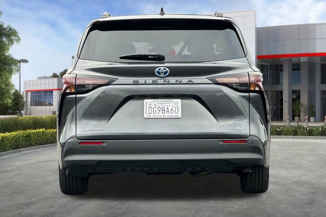 Used 2025 Toyota Sienna XLE image 5