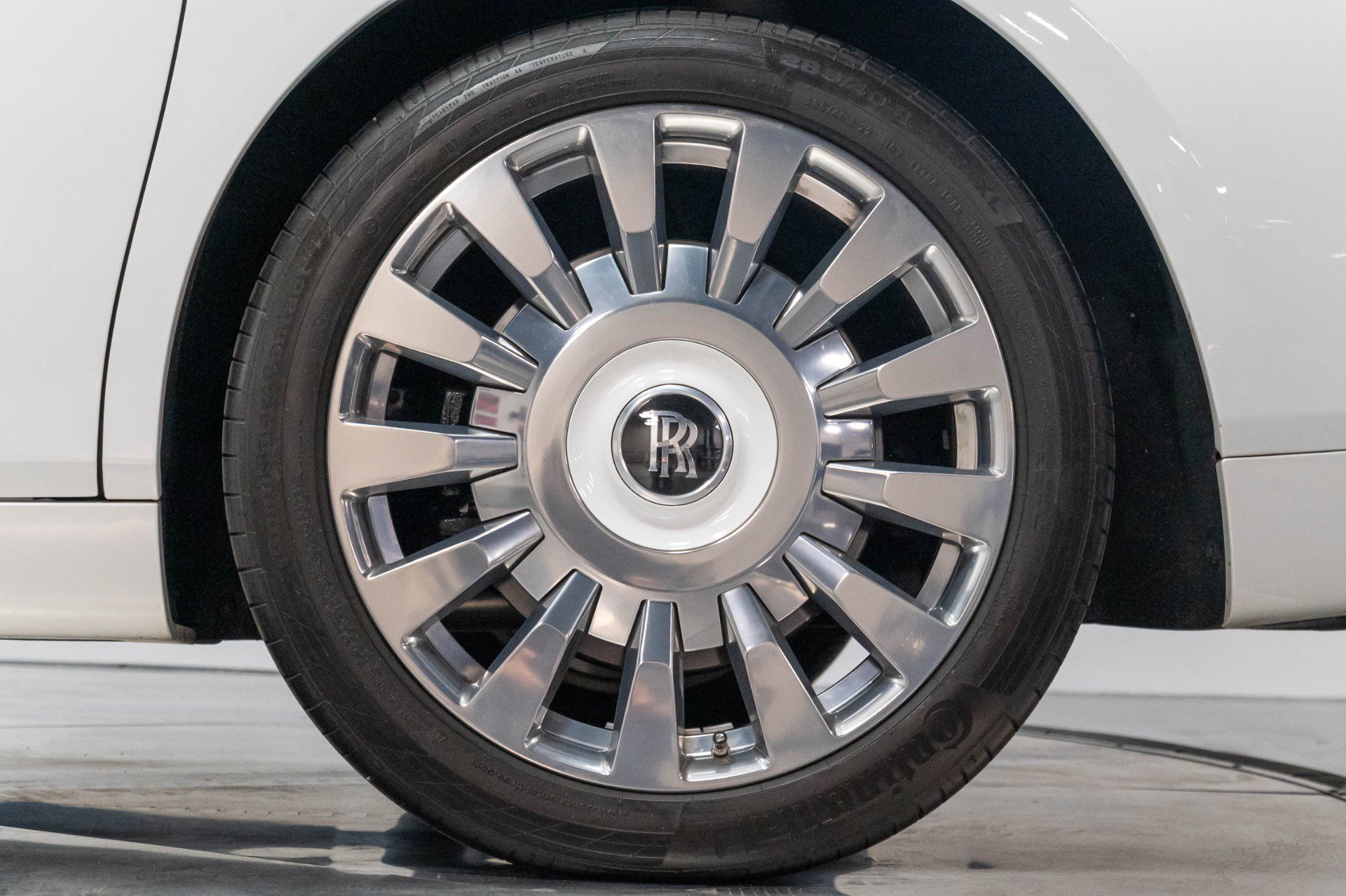 Used 2019 Rolls-Royce Phantom Sedan RWD image 21