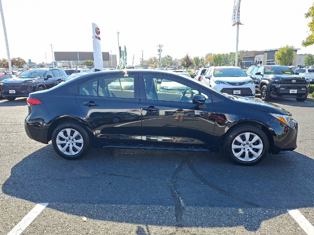 Used 2027 Toyota Corolla LE FWD image 7