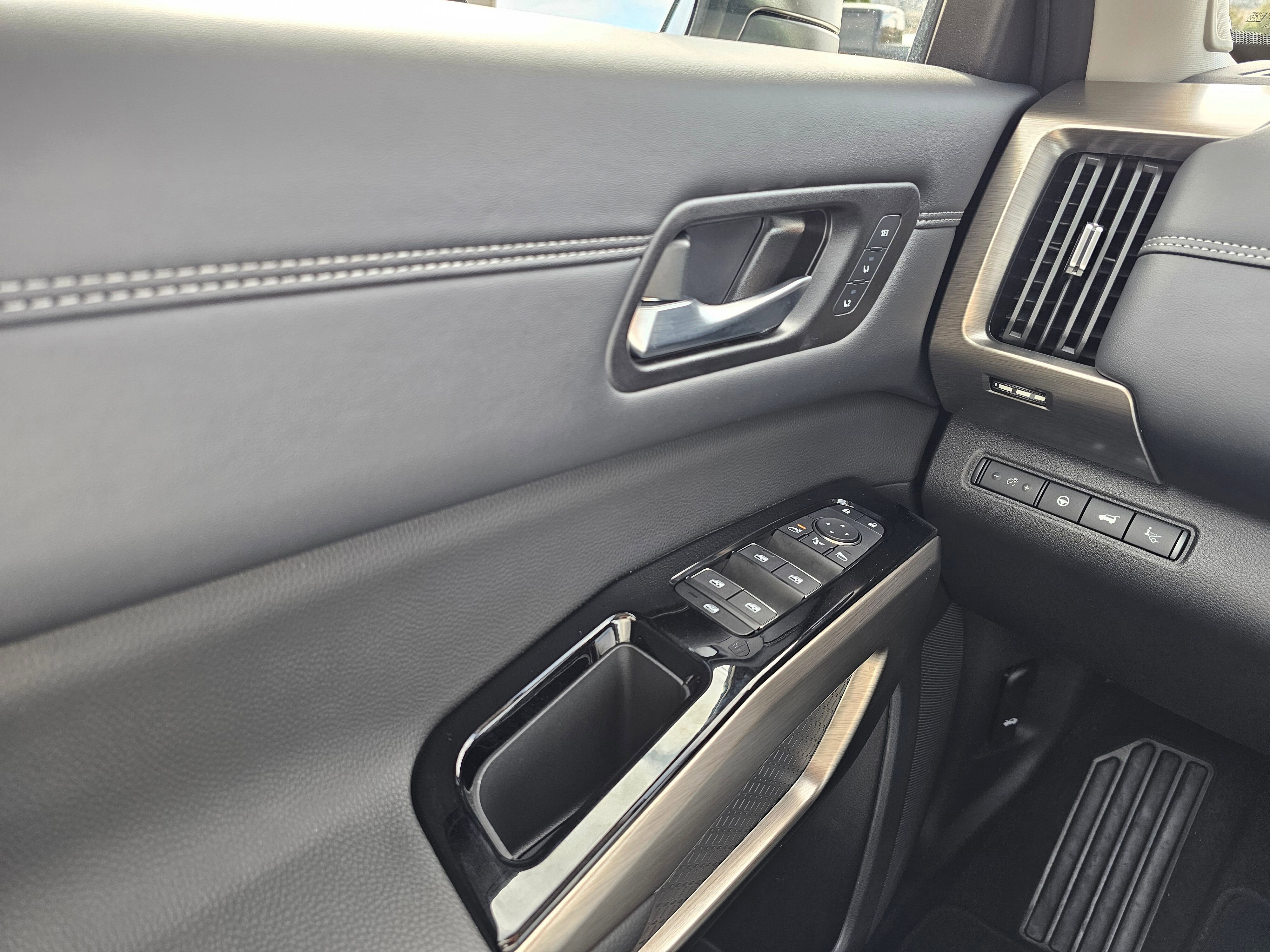 Used 2024 Nissan Pathfinder Platinum w/ Cargo Package image 28