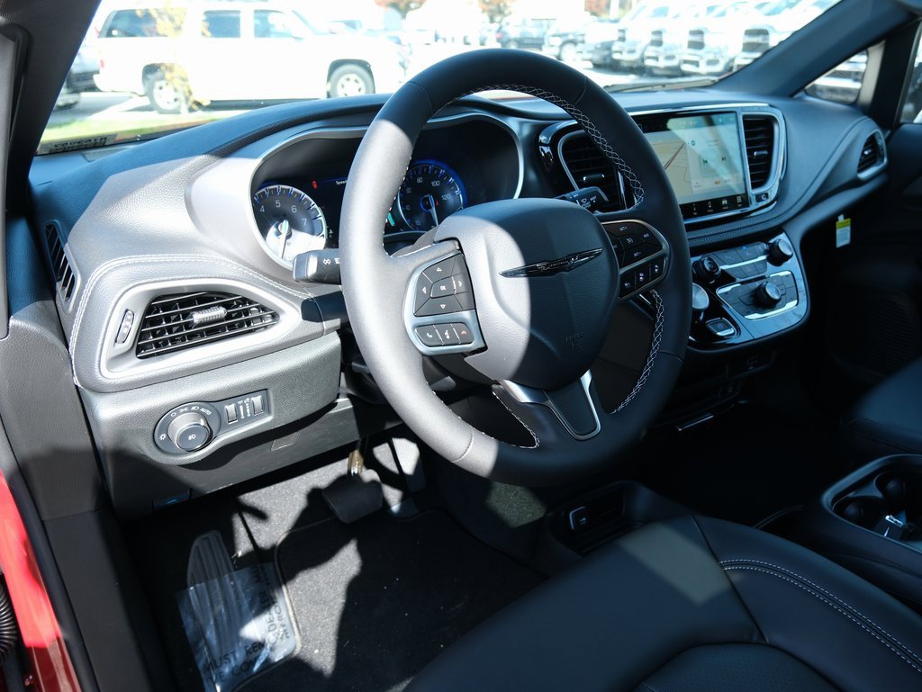New 2026 Chrysler Pacifica Select image 4