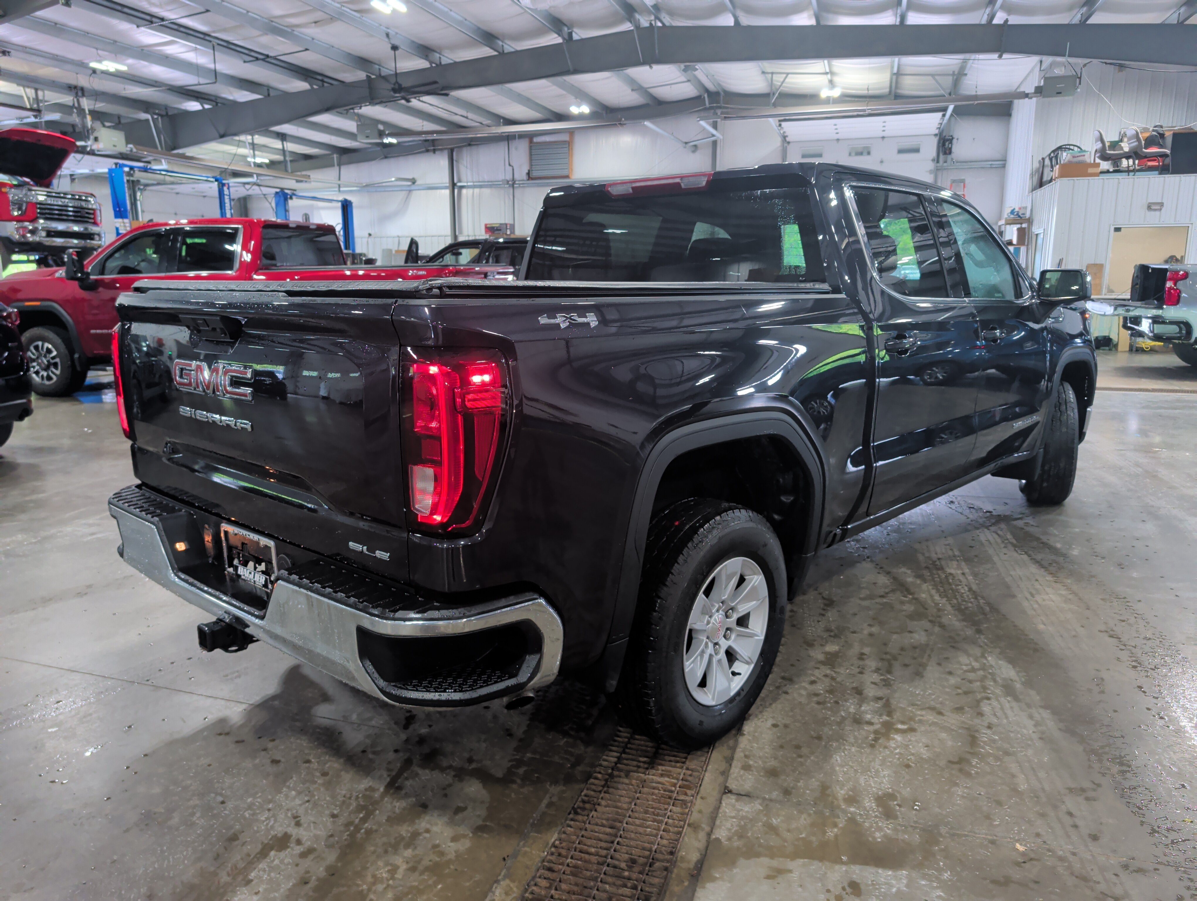 Used 2023 GMC Sierra 1500 SLE AWD/4WD image 3
