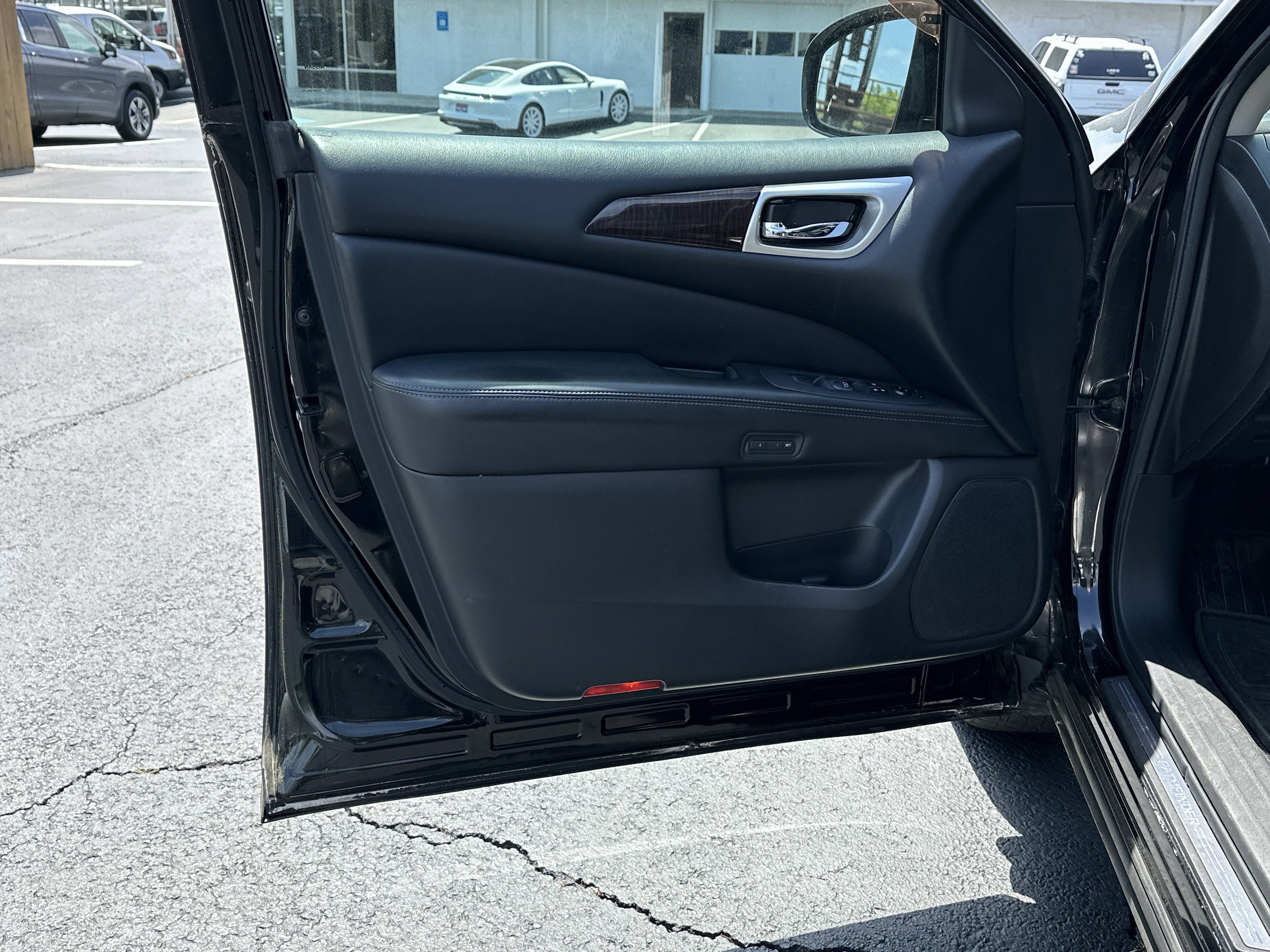 Used 2014 Nissan Pathfinder SL w/ SL Tech Package FWD image 10