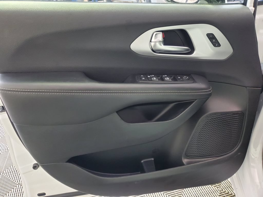 Used 2025 Chrysler Pacifica Limited FWD image 21