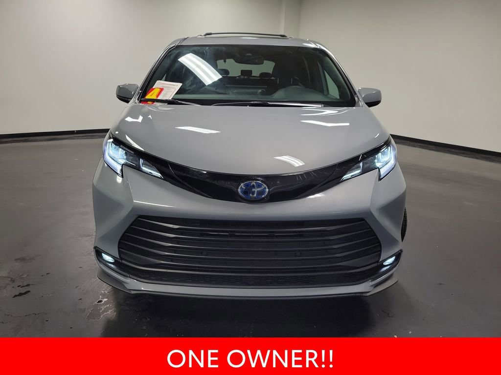 Used 2025 Toyota Sienna XLE Woodland Edition image 3
