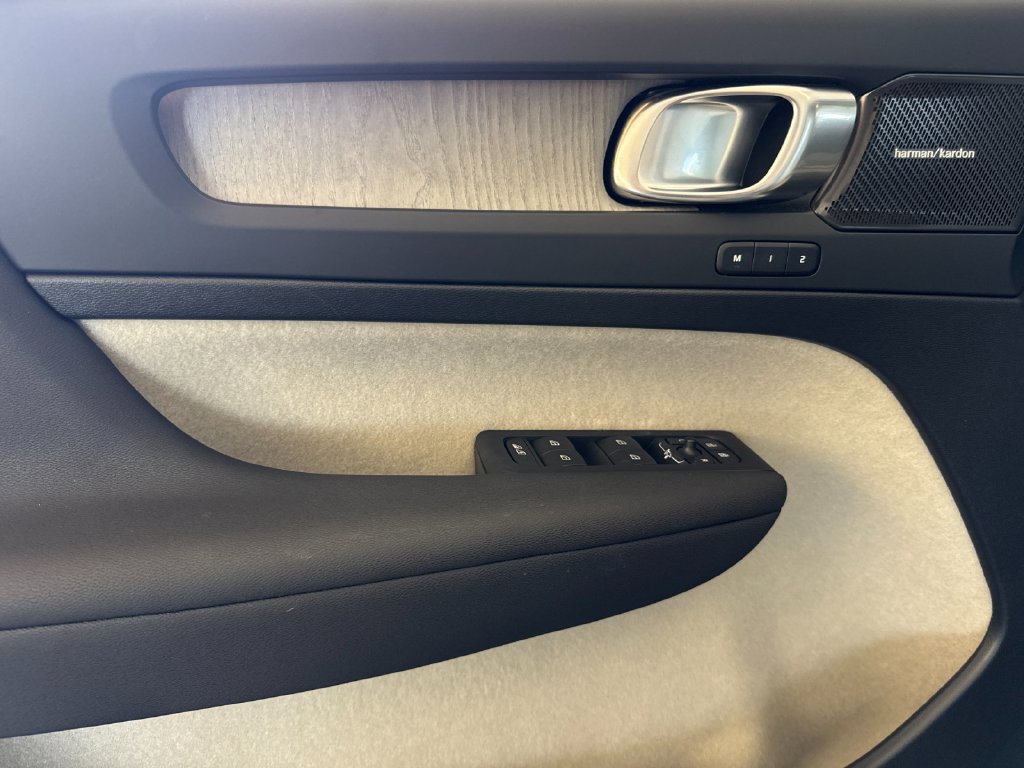 Certified 2024 Volvo XC40 B5 Ultimate w/ Protection Package Premier AWD/4WD image 10