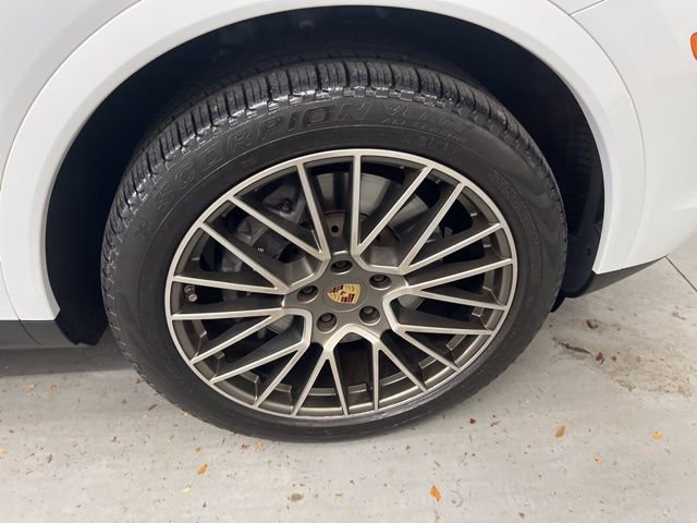 Used 2023 Porsche Cayenne Platinum Edition image 26