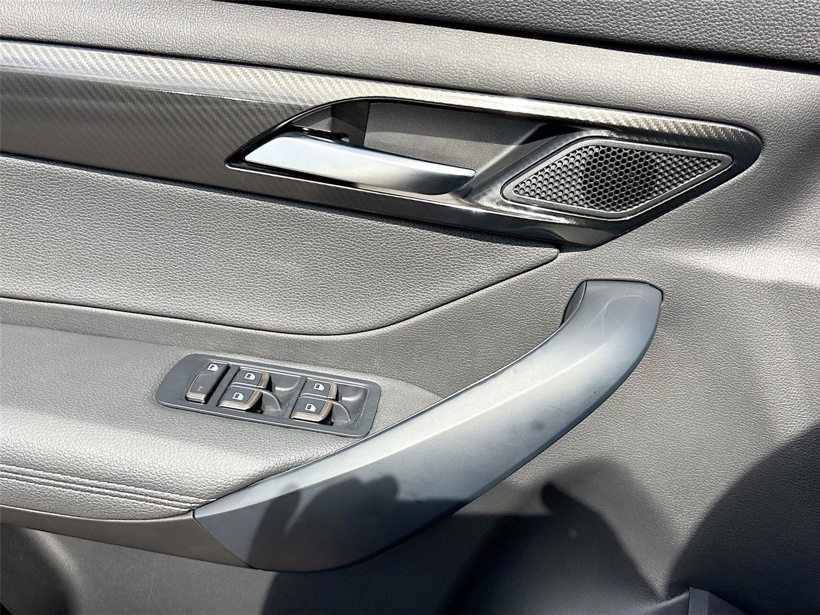 New 2025 VinFast VF 8 Eco AWD/4WD image 17