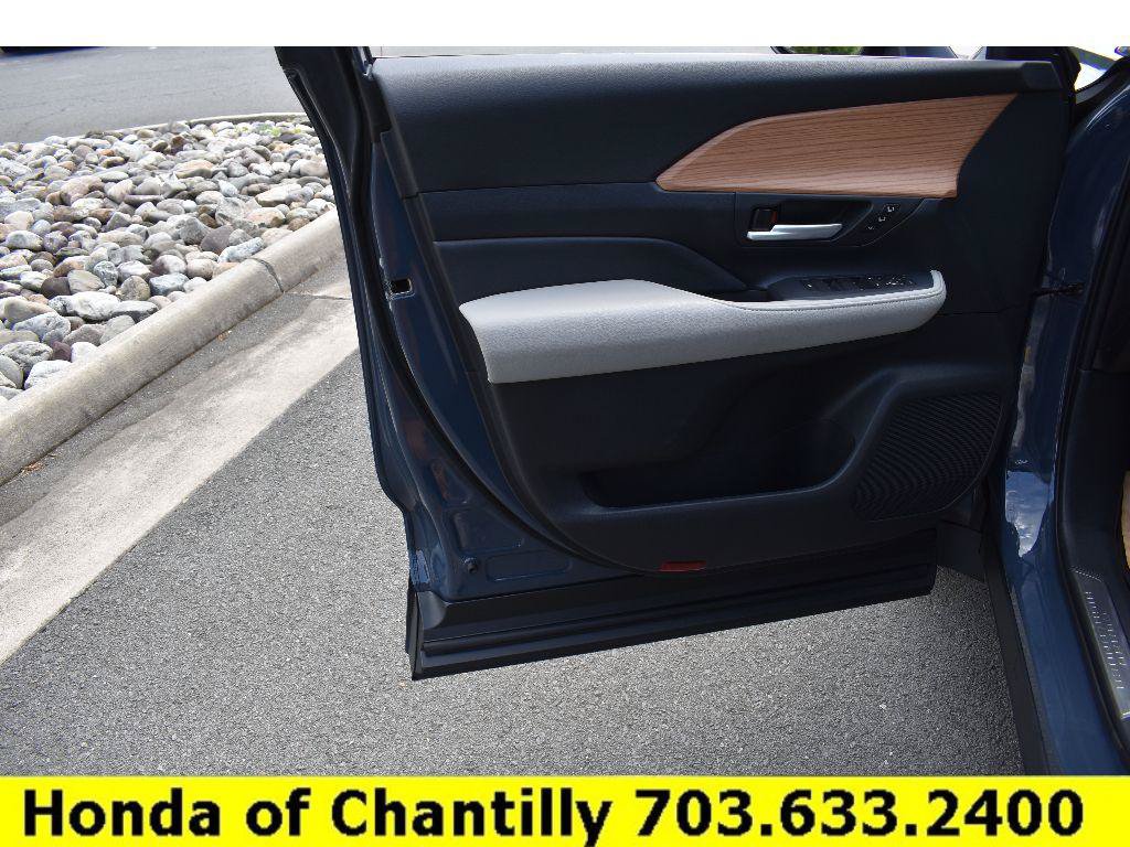 Used 2025 Toyota Grand Highlander AWD image 24