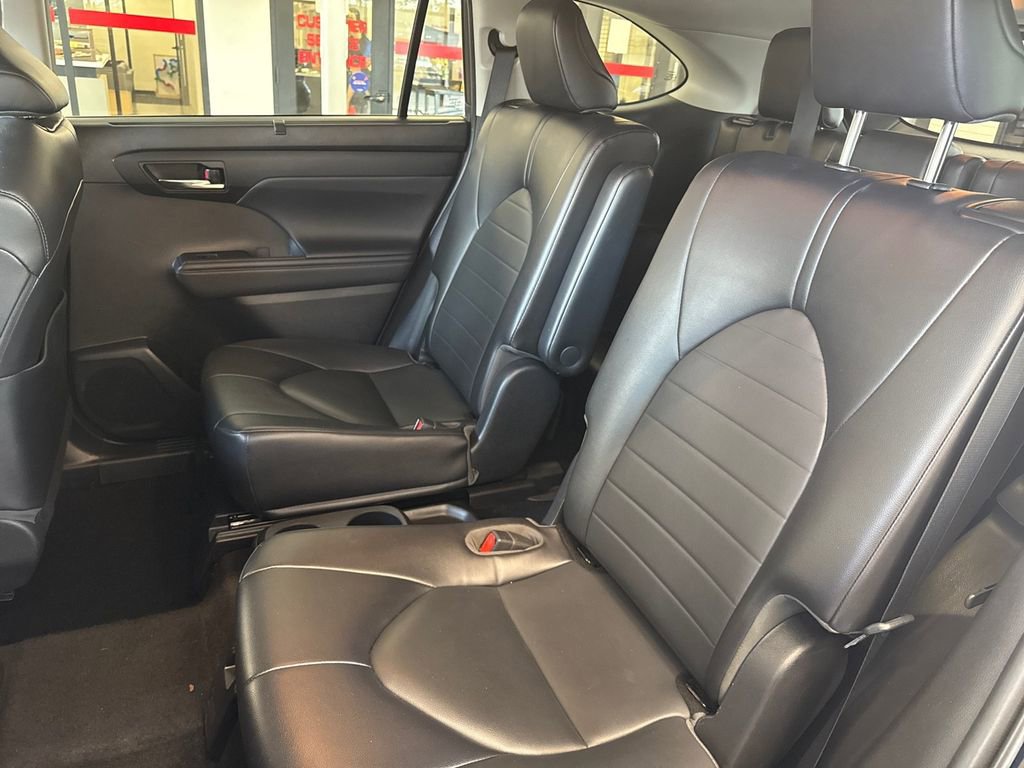 Used 2022 Toyota Highlander XLE image 16