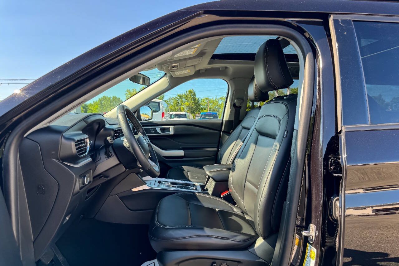 Used 2023 Ford Explorer XLT w/ Equipment Group 202A AWD/4WD image 19