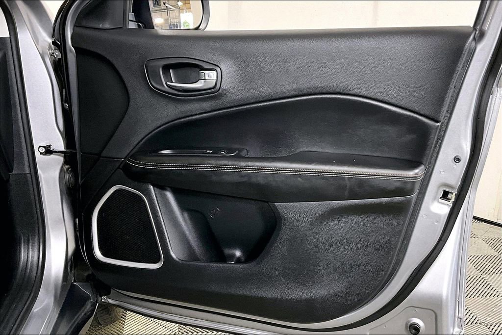 Used 2018 Jeep Compass Latitude w/ Cold Weather Group image 24