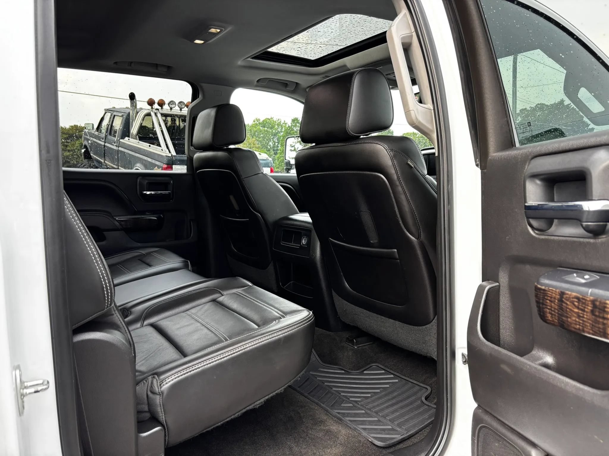 Used 2015 GMC Sierra 2500 Denali w/ Duramax Plus Package AWD/4WD image 29