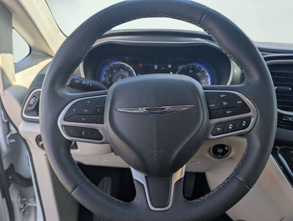 Used 2023 Chrysler Pacifica Touring-L FWD image 30