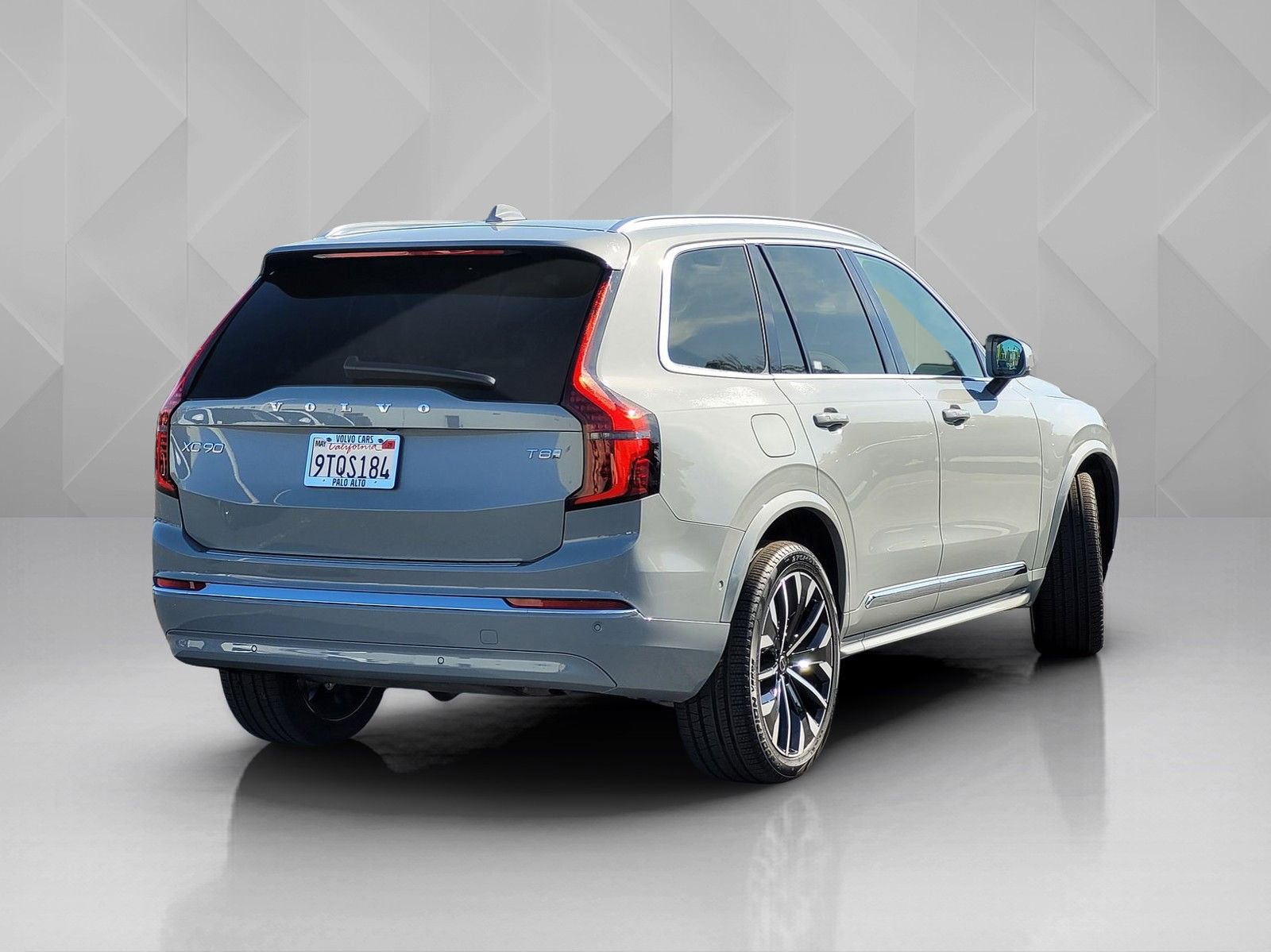 Certified 2025 Volvo XC90 T8 Plus image 6