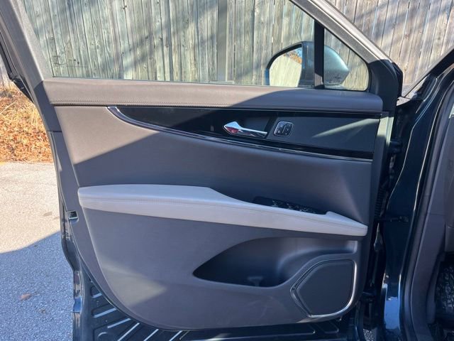 Used 2022 Lincoln Nautilus Reserve image 13