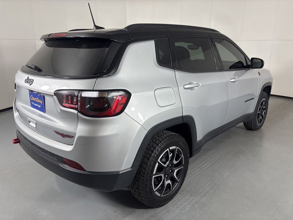 Used 2025 Jeep Compass Trailhawk AWD/4WD image 8