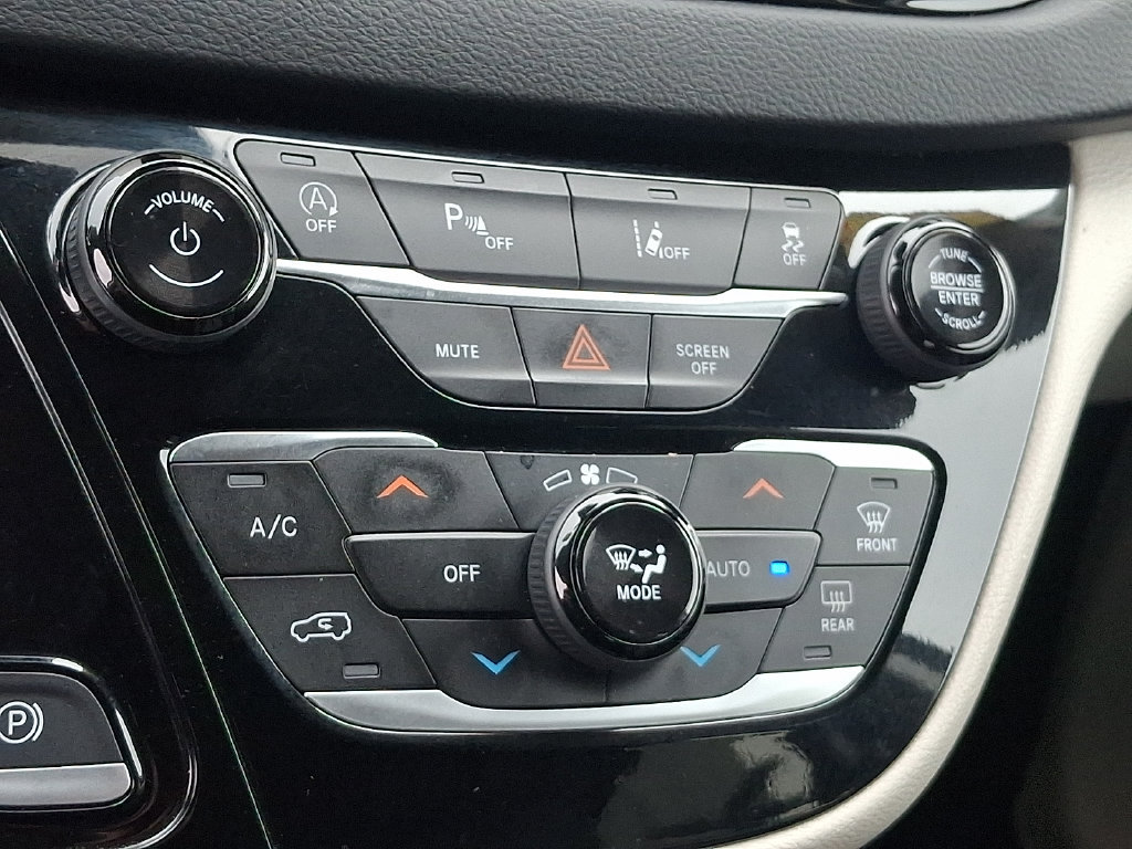 Used 2023 Chrysler Pacifica Touring-L FWD image 15