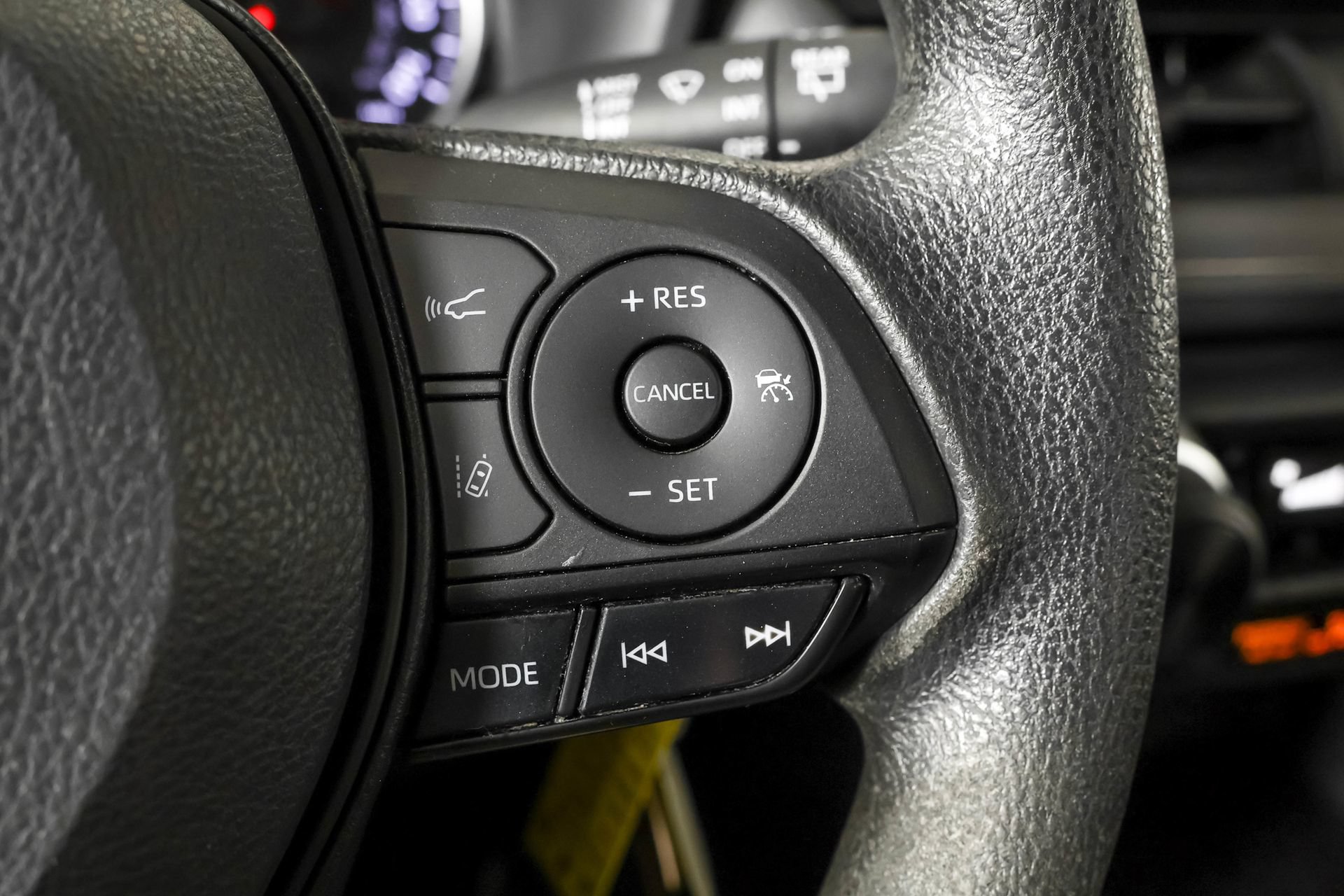 Used 2022 Toyota RAV4 LE AWD/4WD image 28