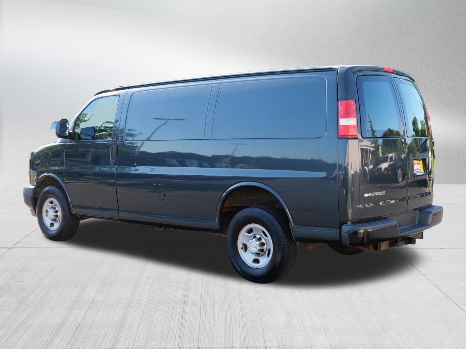 Used 2017 Chevrolet Express 2500 RWD image 5