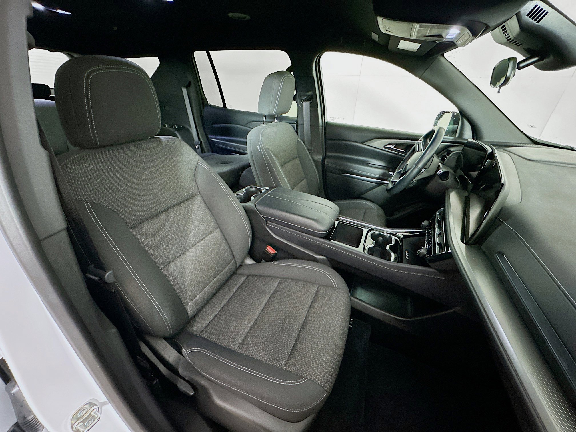 Used 2025 Chevrolet Traverse LT image 33