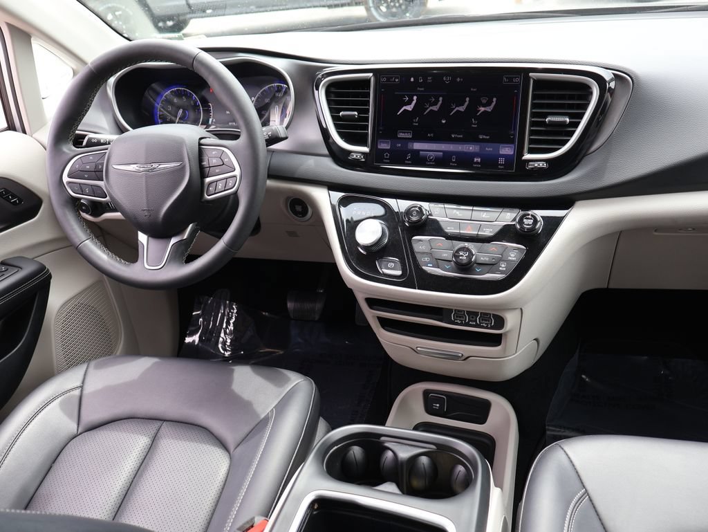 Used 2024 Chrysler Pacifica Touring-L FWD image 12