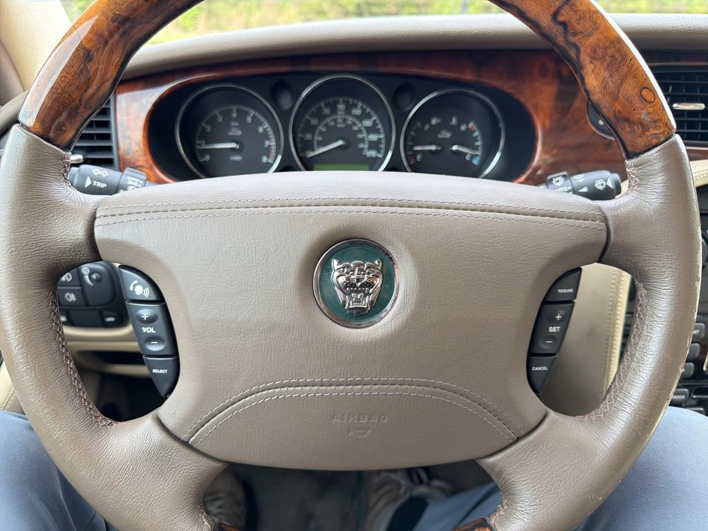 Used 2005 Jaguar XJ8 image 28