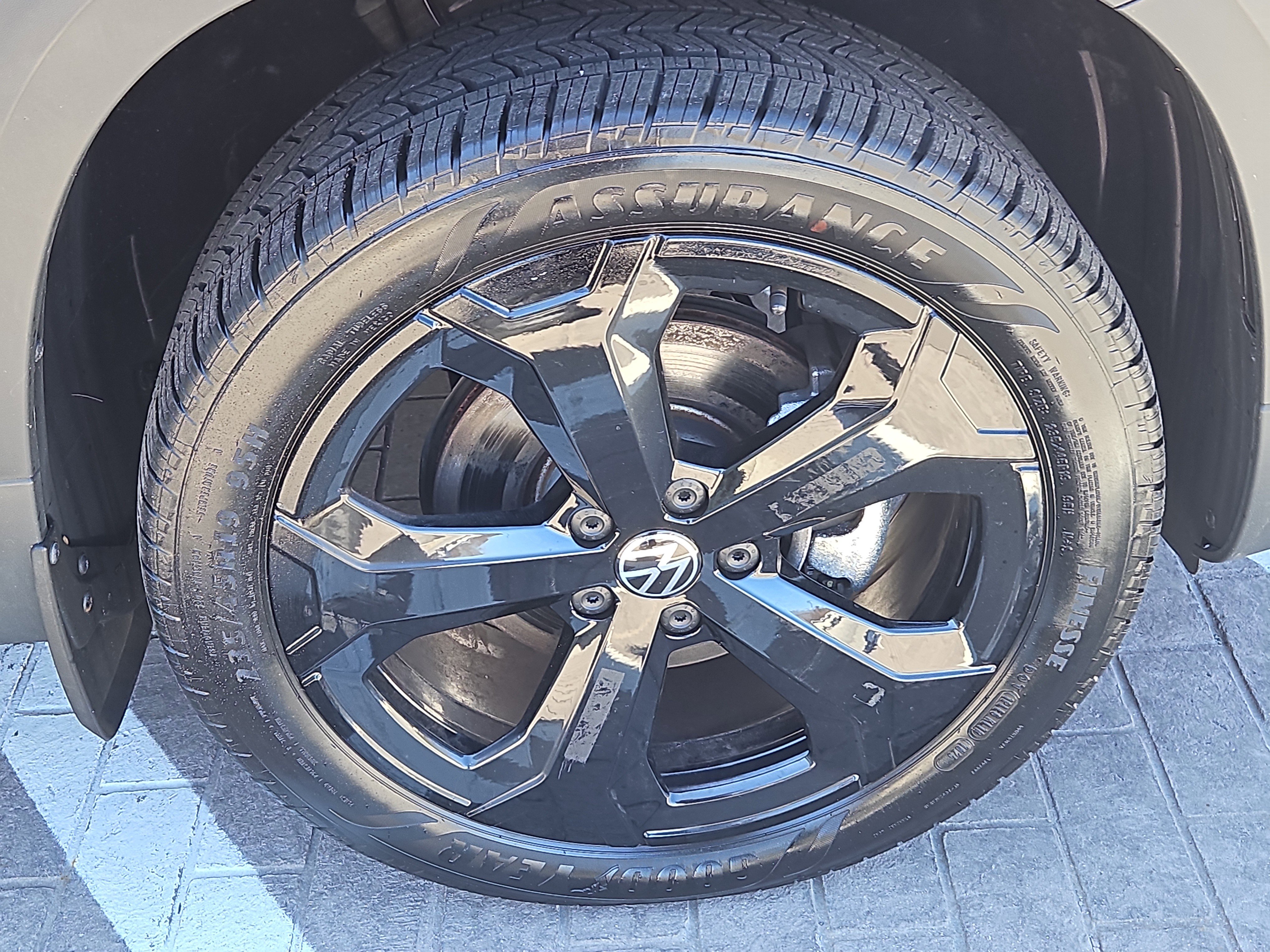 Certified 2025 Volkswagen Taos SEL AWD/4WD image 30