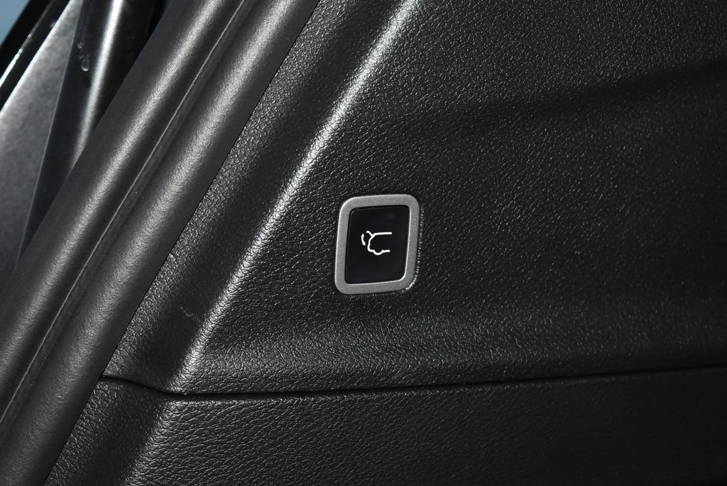 Used 2025 Chrysler Voyager LX FWD image 33