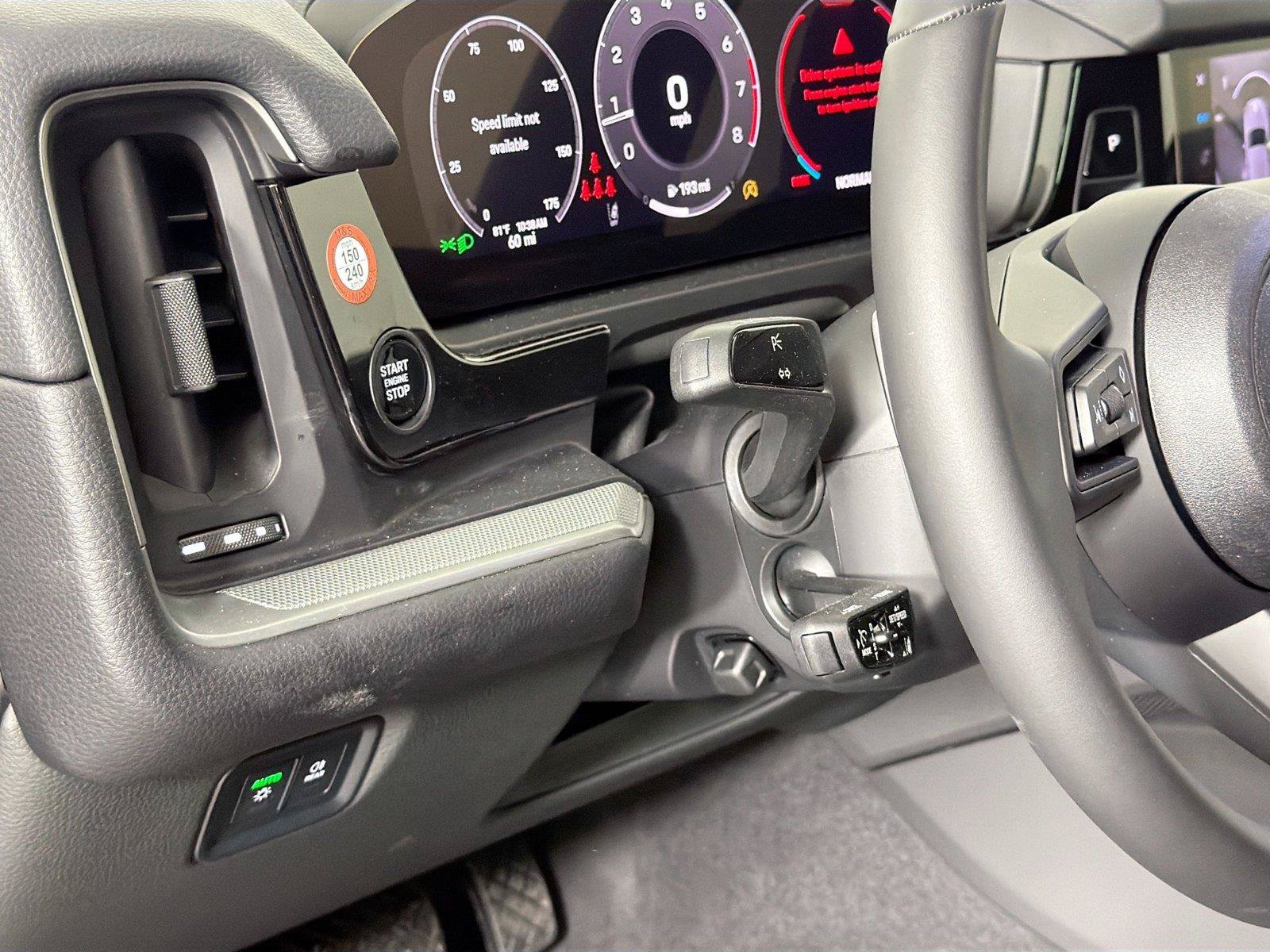 Certified 2025 Porsche Cayenne AWD/4WD image 33