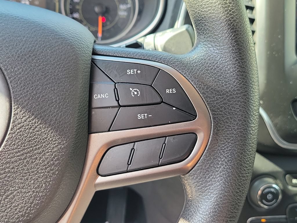 Used 2019 Jeep Cherokee Latitude w/ Popular Appearance Group FWD image 23